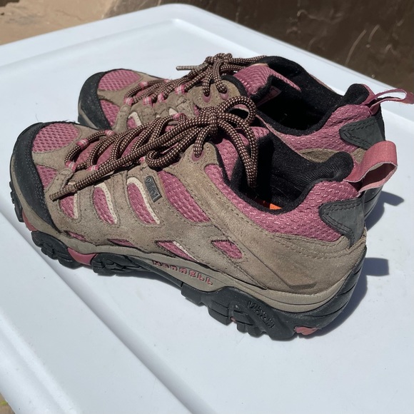 Merrel pink hiking shoes. - Picture 5 of 8